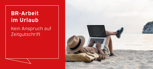 Junge Frau liegt mit Laptop am Strand mit Blick auf eine Insel