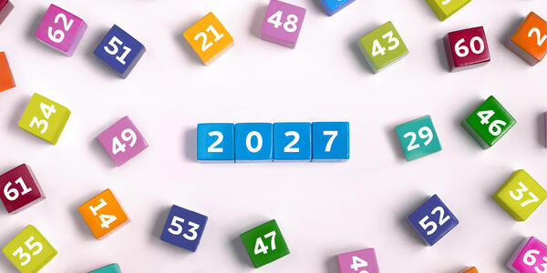 Bunte Holzwürfel mit Seminarnummern, Jahreszahl 2027